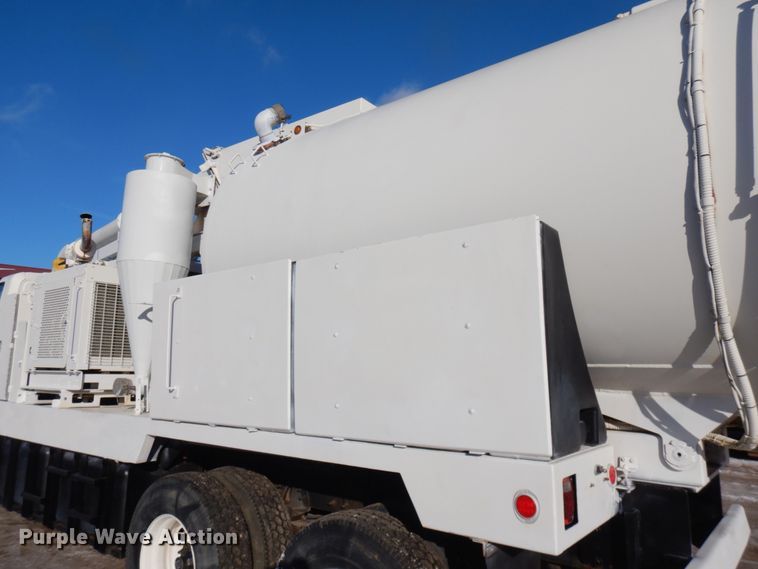 image for item IO9685 2004 International 7600  sewer jetter truck