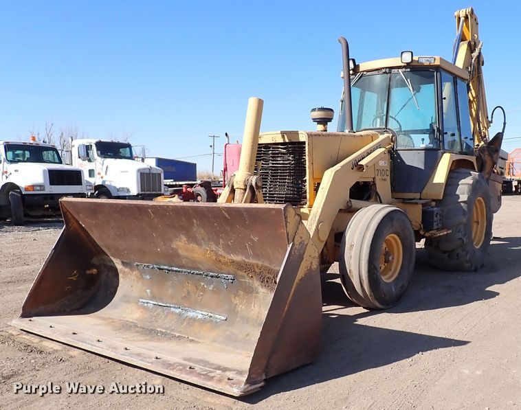 image for item IS9466 1989 John Deere 710C  backhoe