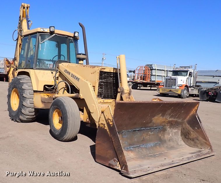 image for item IS9466 1989 John Deere 710C  backhoe