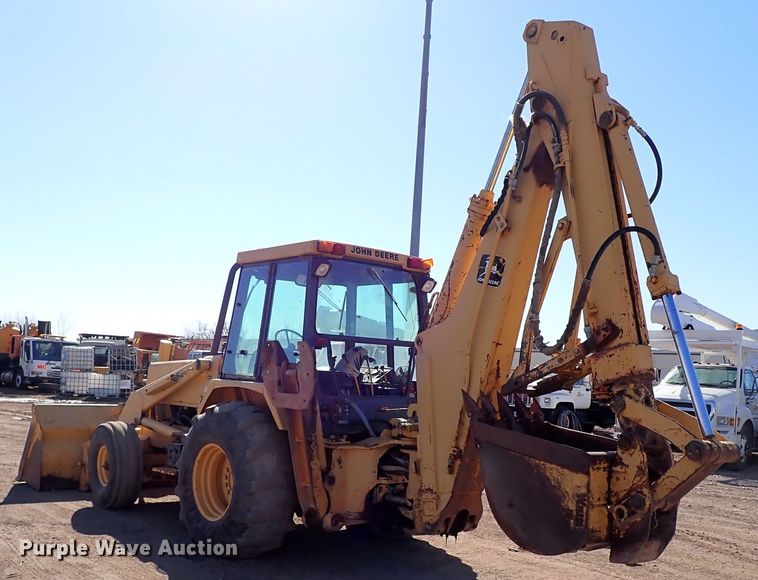 image for item IS9466 1989 John Deere 710C  backhoe