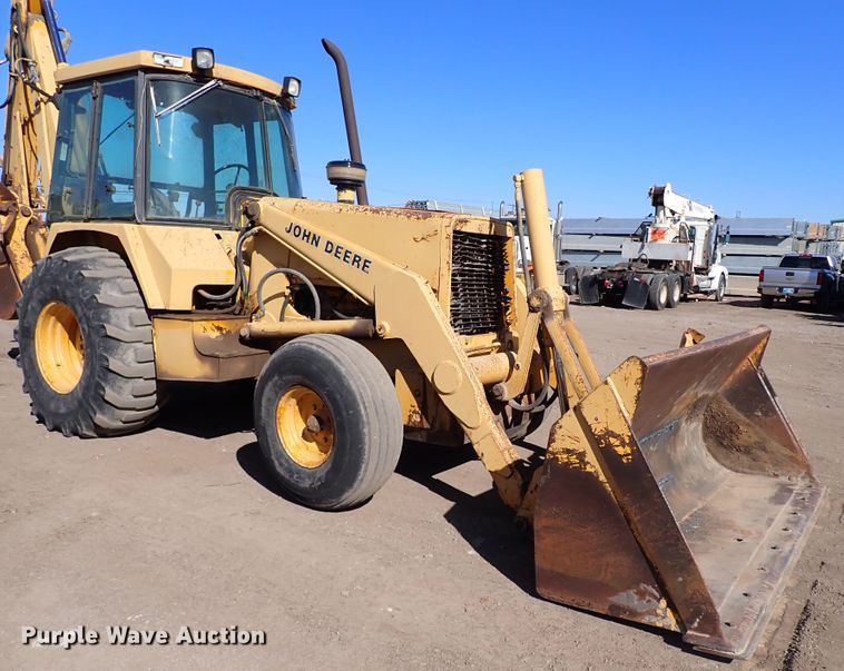 image for item IS9466 1989 John Deere 710C  backhoe