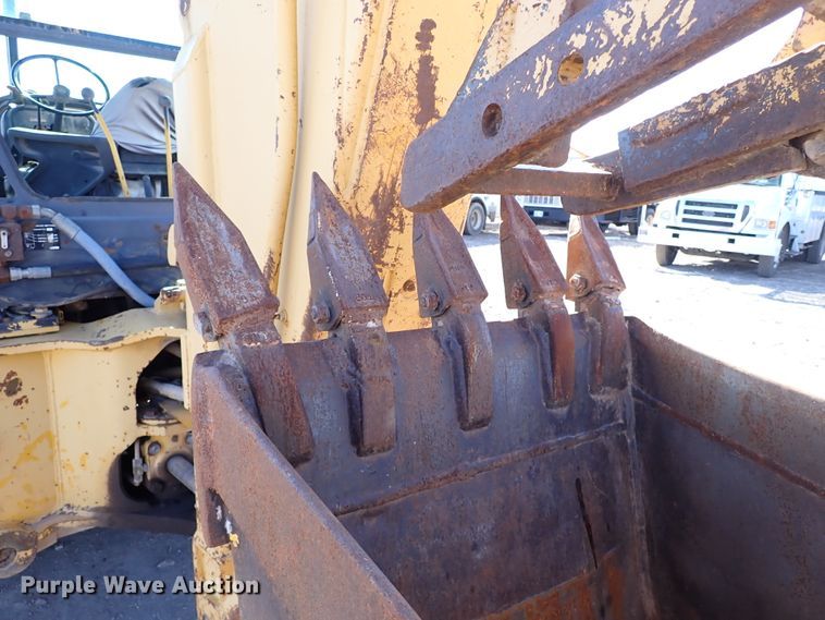 image for item IS9466 1989 John Deere 710C  backhoe