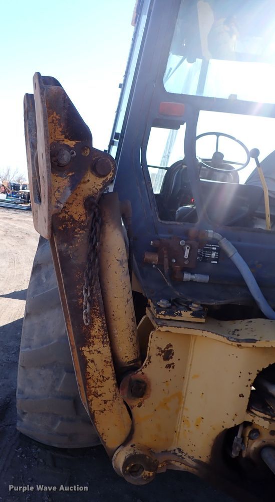 image for item IS9466 1989 John Deere 710C  backhoe