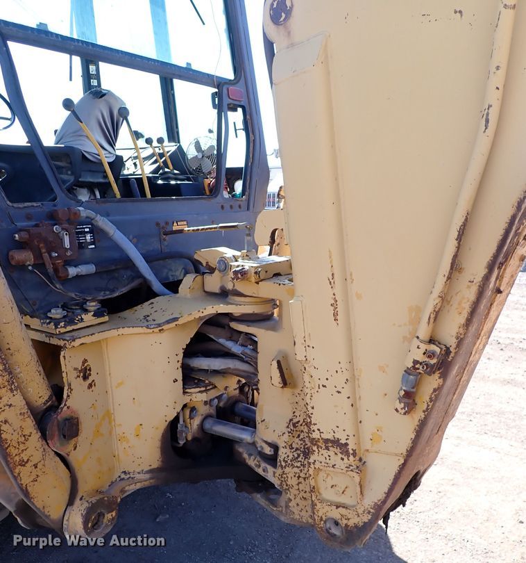 image for item IS9466 1989 John Deere 710C  backhoe