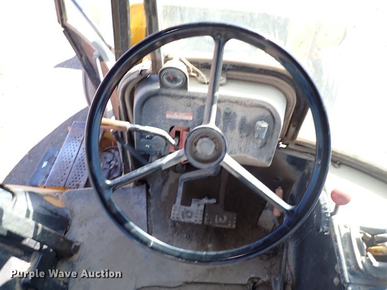 image for item IS9466 1989 John Deere 710C  backhoe