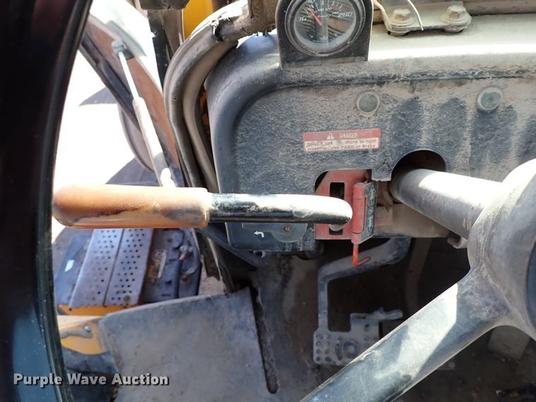 image for item IS9466 1989 John Deere 710C  backhoe