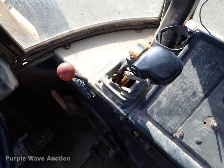 image for item IS9466 1989 John Deere 710C  backhoe