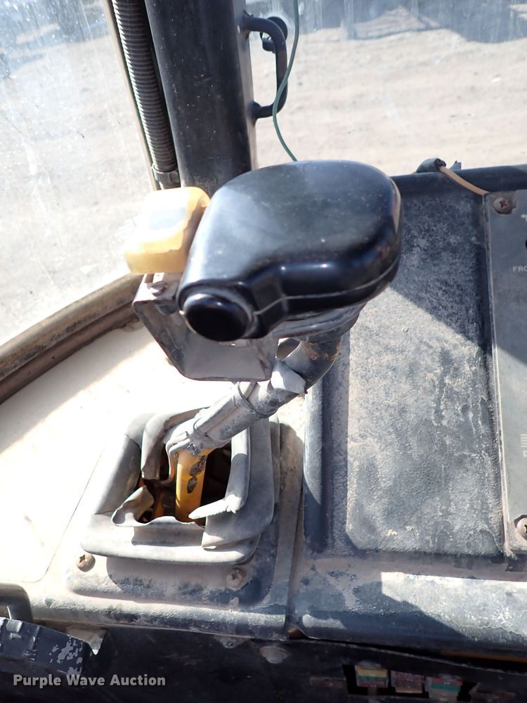 image for item IS9466 1989 John Deere 710C  backhoe