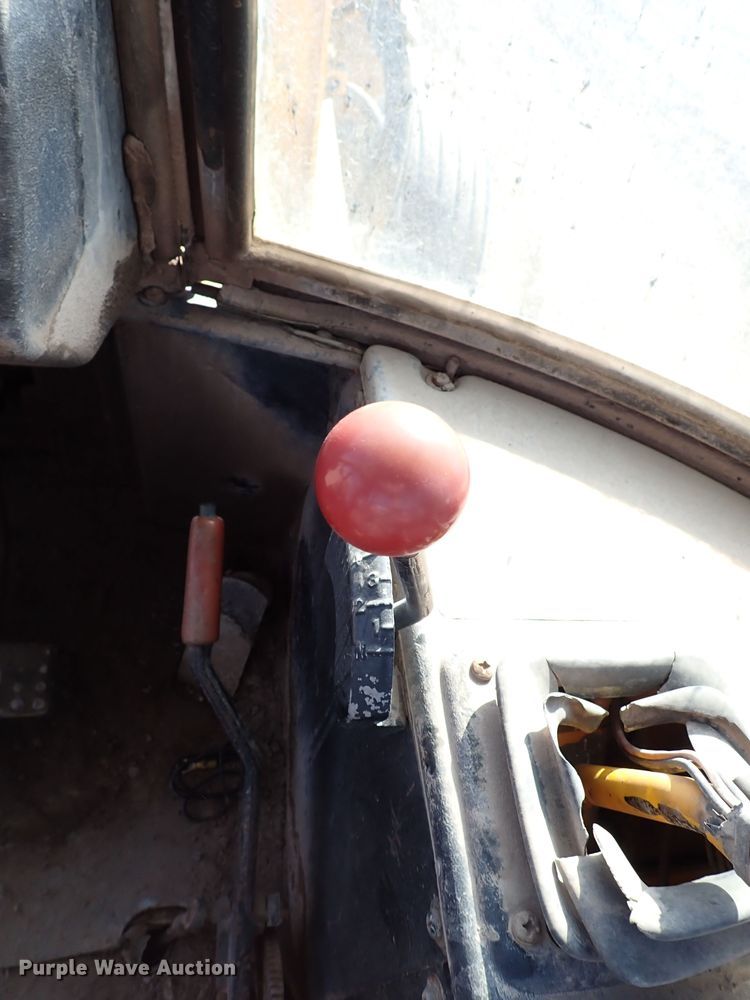 image for item IS9466 1989 John Deere 710C  backhoe