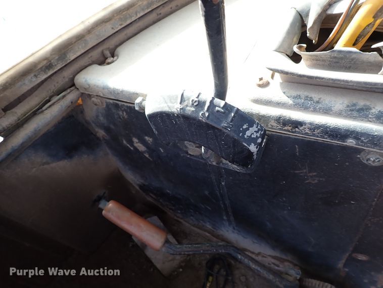 image for item IS9466 1989 John Deere 710C  backhoe