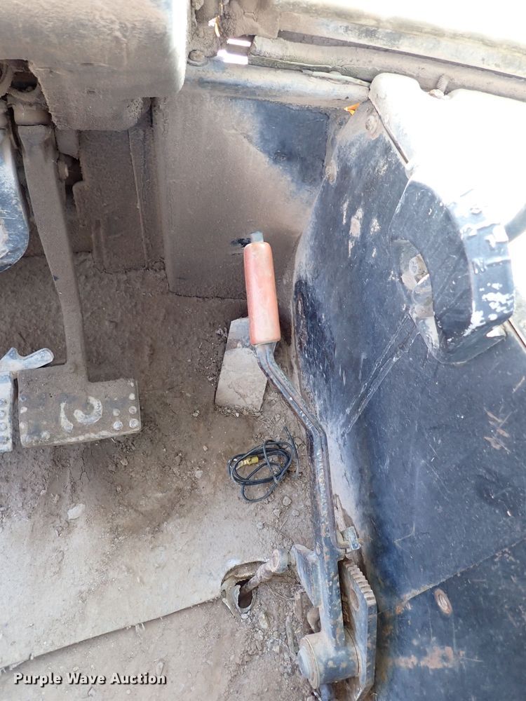 image for item IS9466 1989 John Deere 710C  backhoe