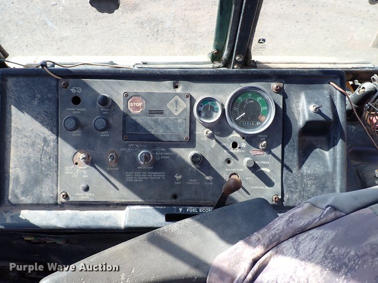 image for item IS9466 1989 John Deere 710C  backhoe