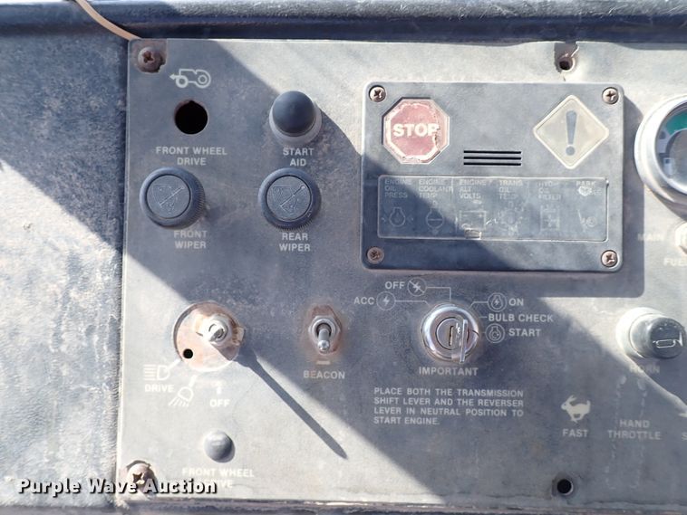 image for item IS9466 1989 John Deere 710C  backhoe