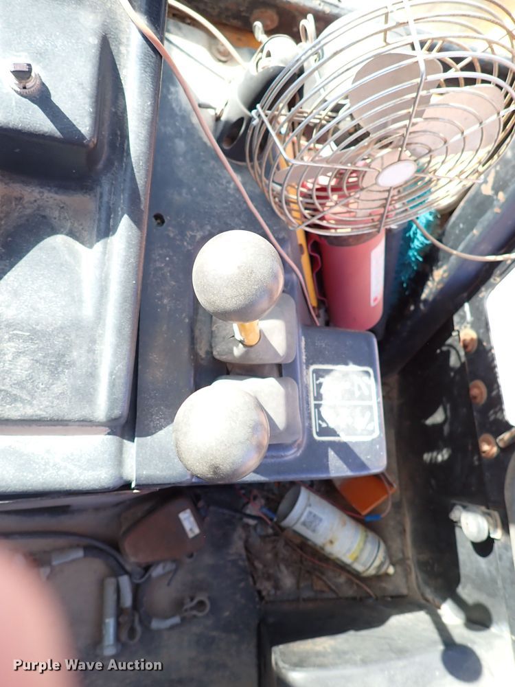 image for item IS9466 1989 John Deere 710C  backhoe