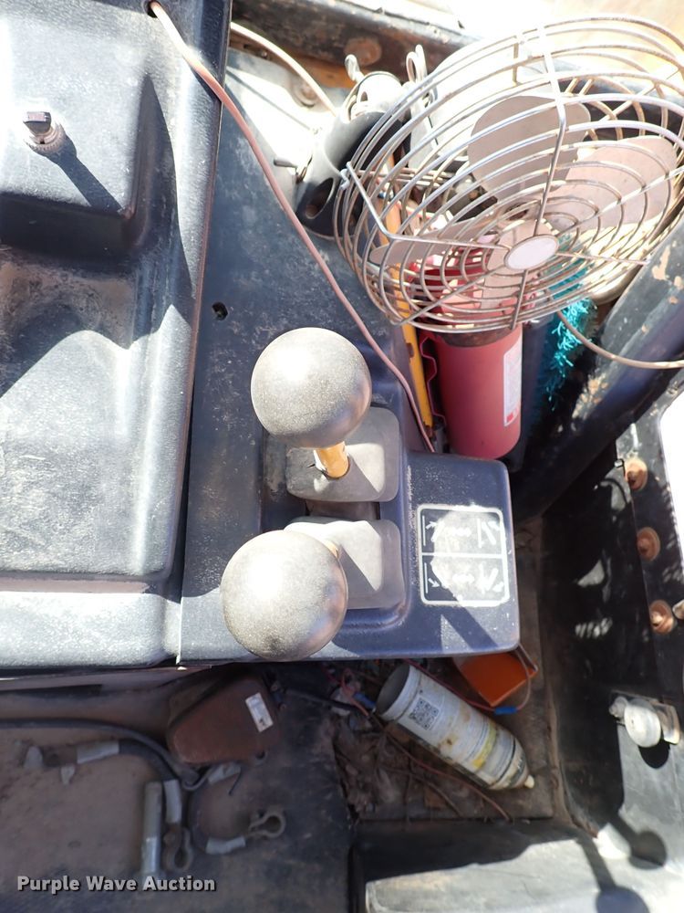 image for item IS9466 1989 John Deere 710C  backhoe