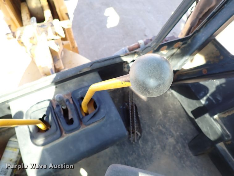 image for item IS9466 1989 John Deere 710C  backhoe