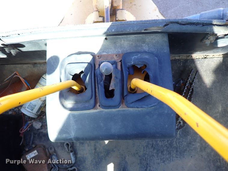 image for item IS9466 1989 John Deere 710C  backhoe