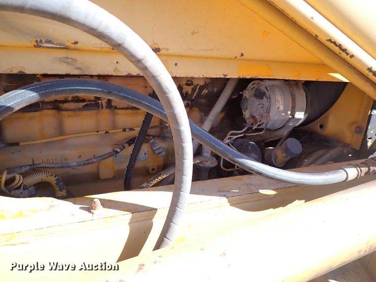 image for item IS9466 1989 John Deere 710C  backhoe