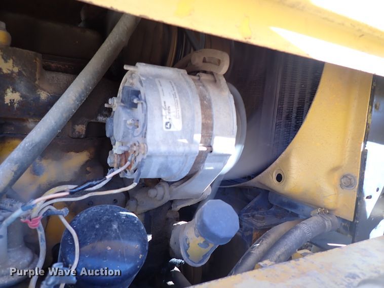 image for item IS9466 1989 John Deere 710C  backhoe