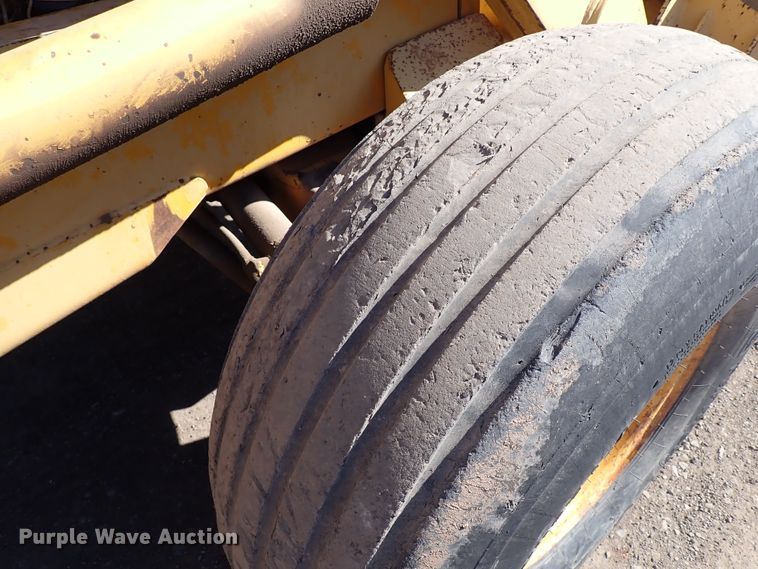 image for item IS9466 1989 John Deere 710C  backhoe