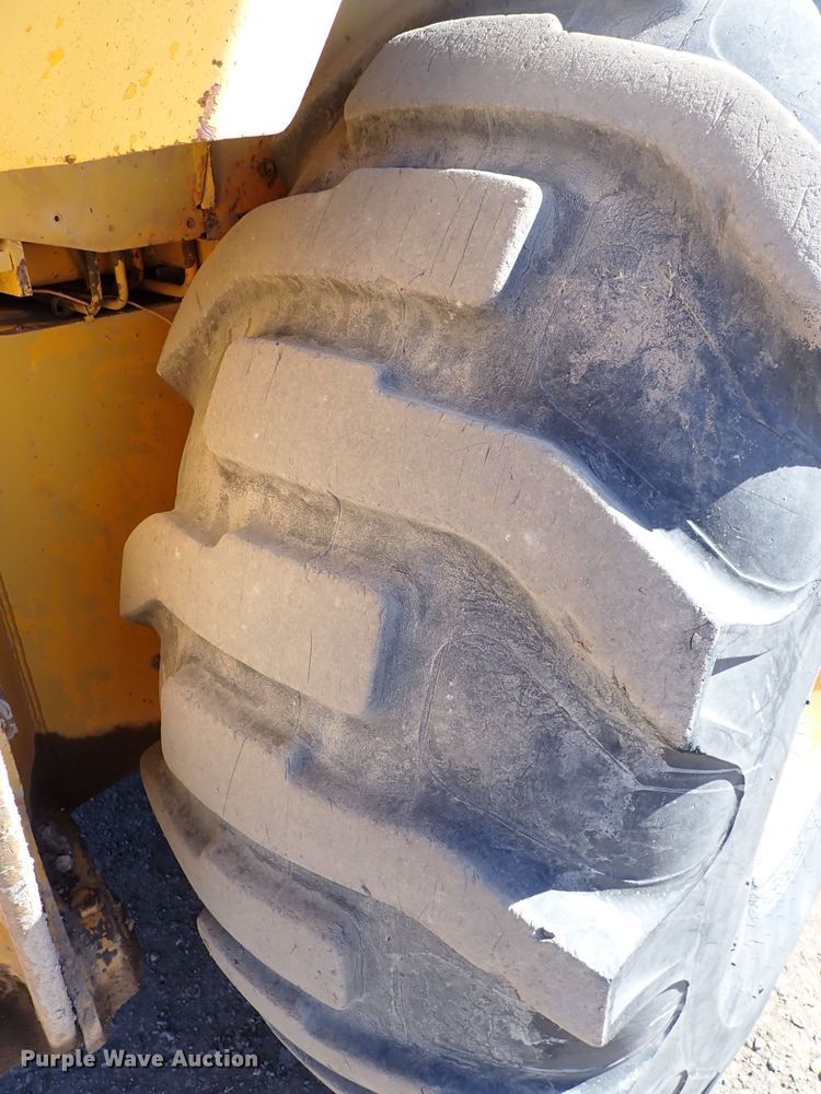 image for item IS9466 1989 John Deere 710C  backhoe