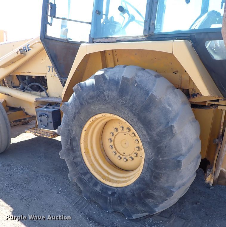 image for item IS9466 1989 John Deere 710C  backhoe