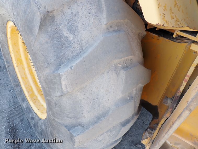 image for item IS9466 1989 John Deere 710C  backhoe