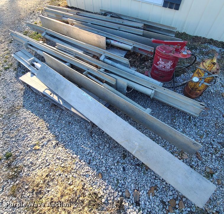 image for item JG9259 (2) hydraulic shoring sets