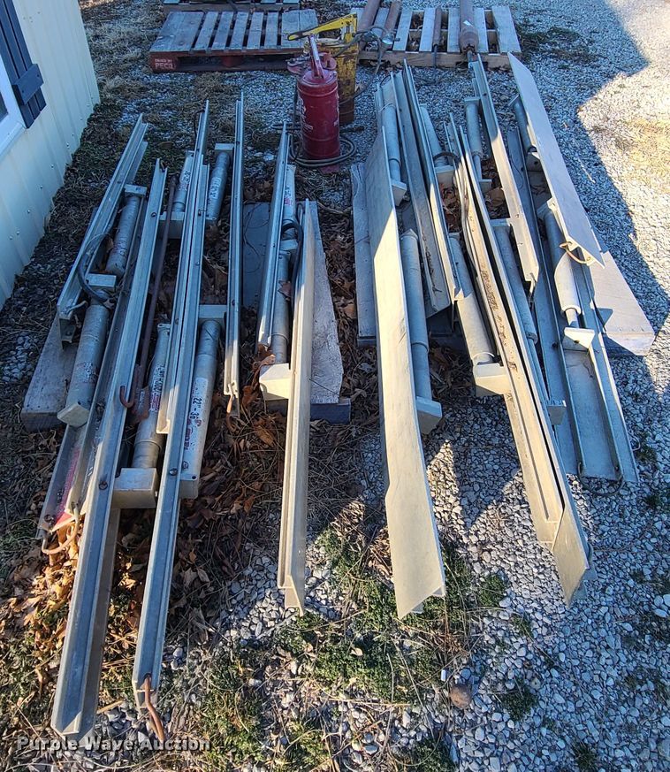 image for item JG9259 (2) hydraulic shoring sets