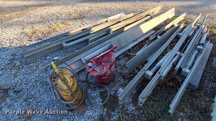 image for item JG9259 (2) hydraulic shoring sets