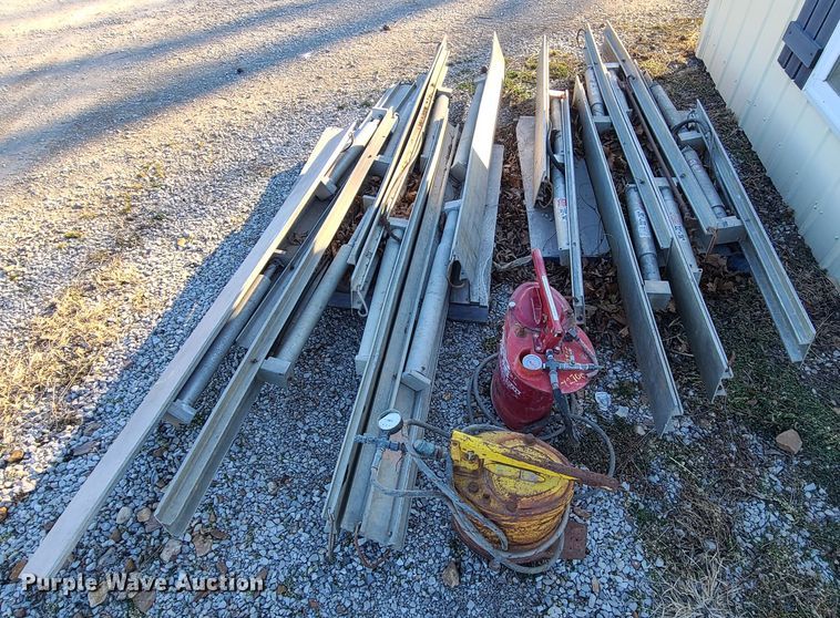 image for item JG9259 (2) hydraulic shoring sets