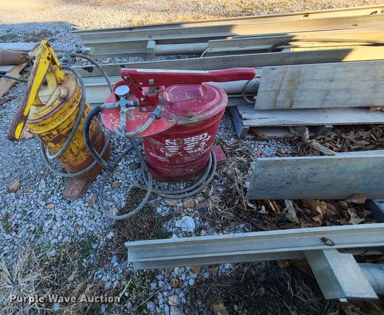 image for item JG9259 (2) hydraulic shoring sets