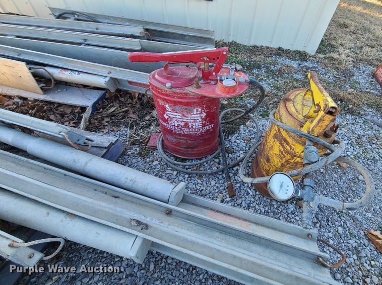 image for item JG9259 (2) hydraulic shoring sets