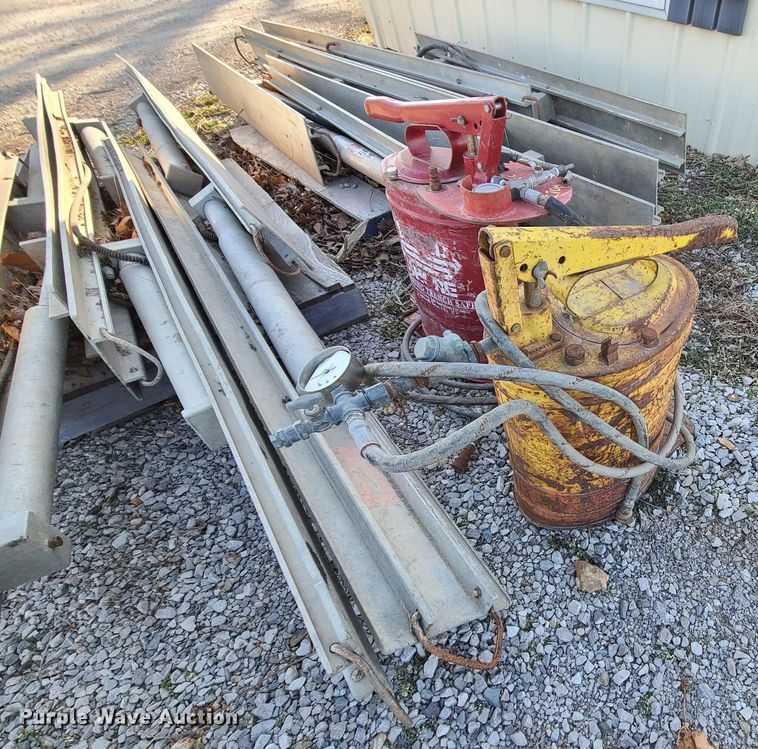 image for item JG9259 (2) hydraulic shoring sets