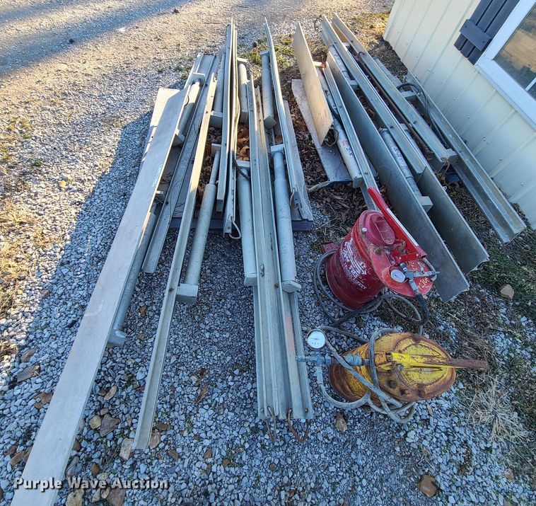 image for item JG9259 (2) hydraulic shoring sets