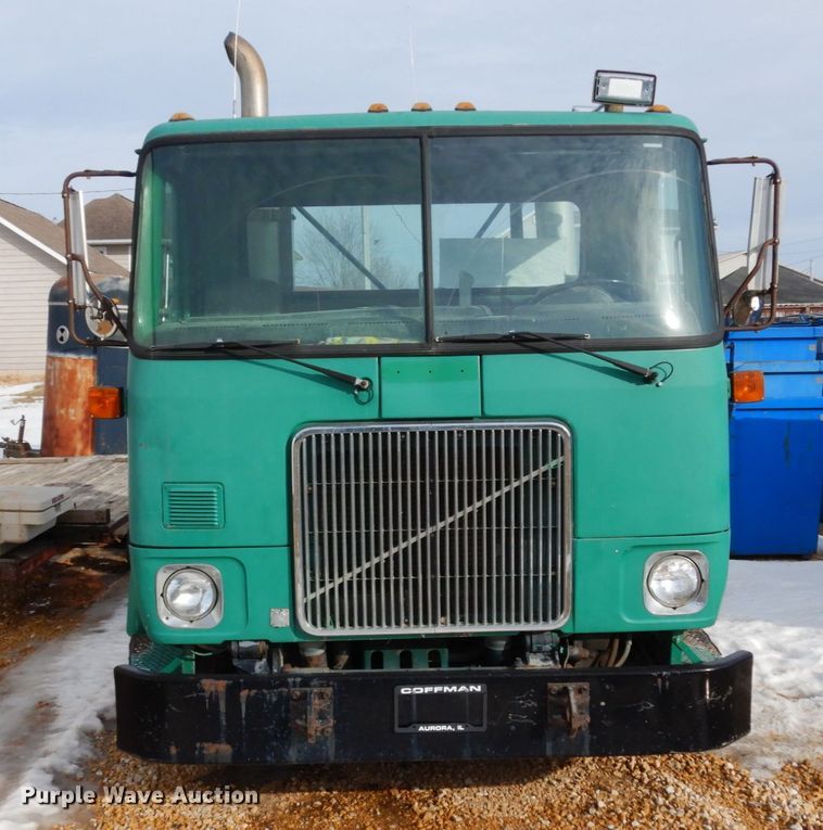 image for item JK9795 1994 White GMC Xpeditor WX  truck cab and chassis