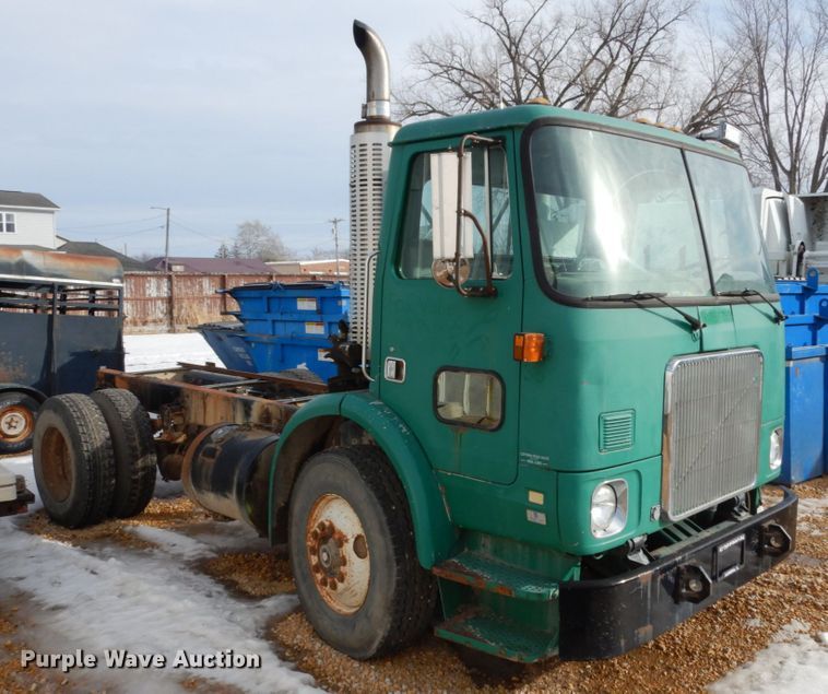 image for item JK9795 1994 White GMC Xpeditor WX  truck cab and chassis