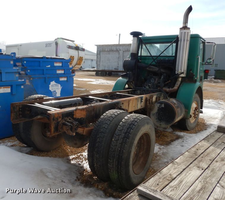 image for item JK9795 1994 White GMC Xpeditor WX  truck cab and chassis