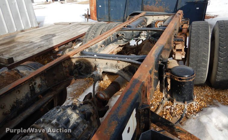 image for item JK9795 1994 White GMC Xpeditor WX  truck cab and chassis