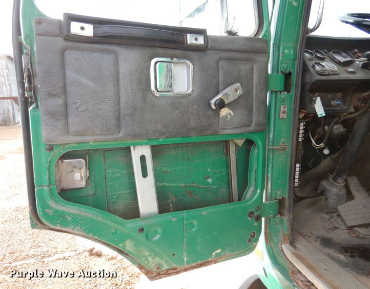 image for item JK9795 1994 White GMC Xpeditor WX  truck cab and chassis