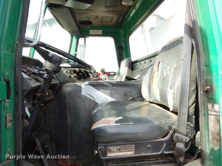 image for item JK9795 1994 White GMC Xpeditor WX  truck cab and chassis