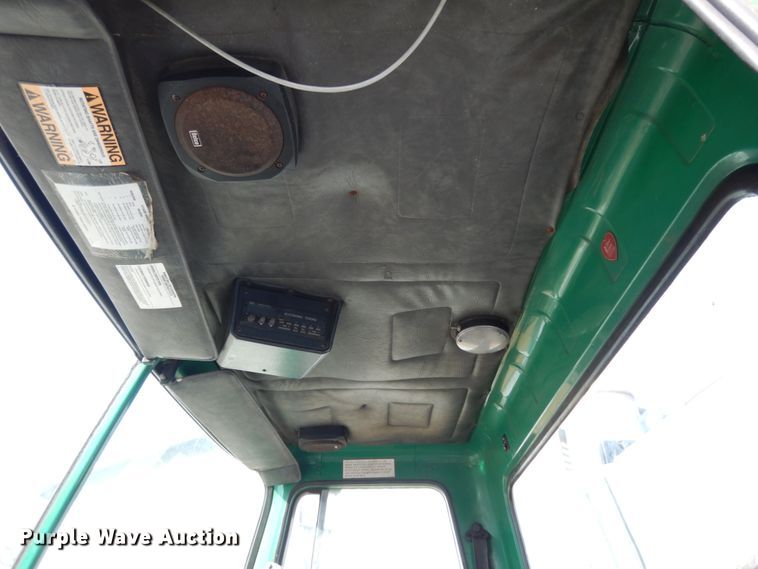 image for item JK9795 1994 White GMC Xpeditor WX  truck cab and chassis