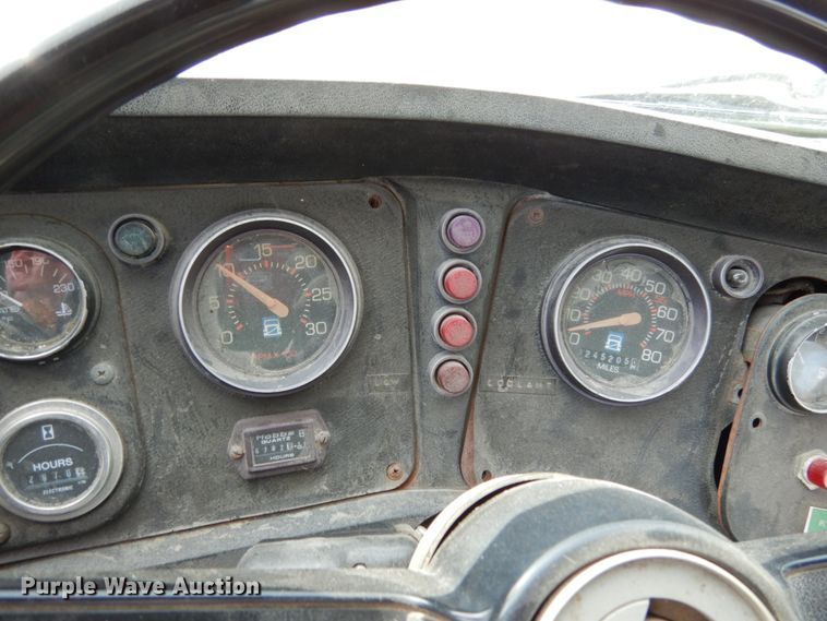 image for item JK9795 1994 White GMC Xpeditor WX  truck cab and chassis