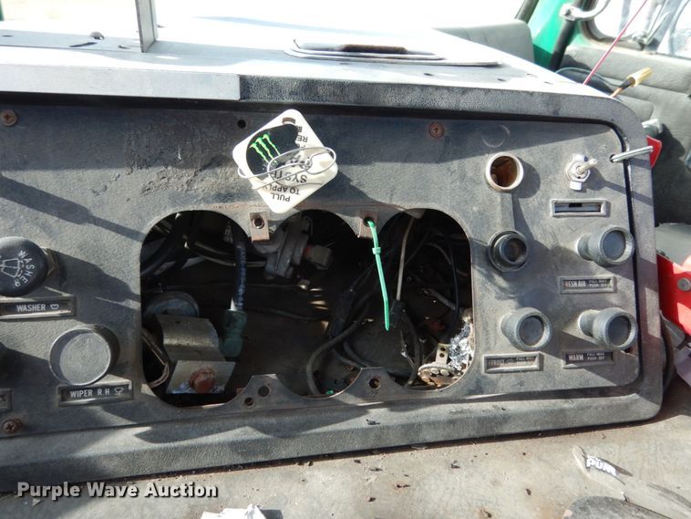 image for item JK9795 1994 White GMC Xpeditor WX  truck cab and chassis