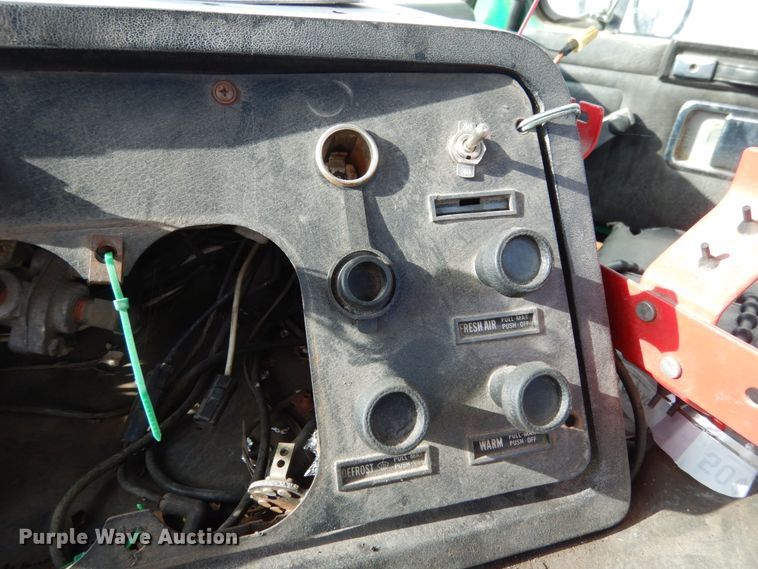 image for item JK9795 1994 White GMC Xpeditor WX  truck cab and chassis