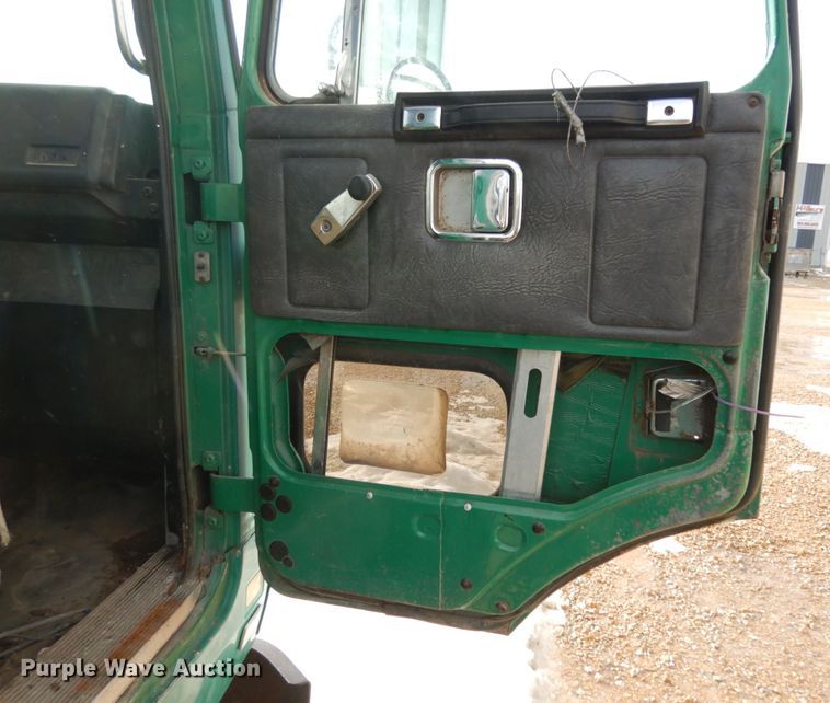 image for item JK9795 1994 White GMC Xpeditor WX  truck cab and chassis