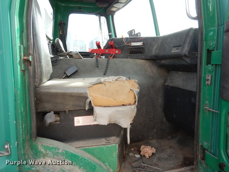 image for item JK9795 1994 White GMC Xpeditor WX  truck cab and chassis