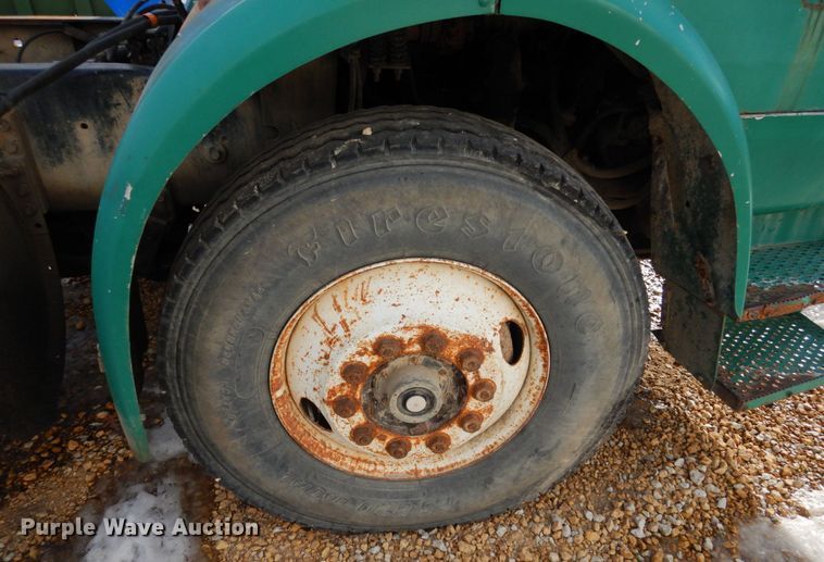 image for item JK9795 1994 White GMC Xpeditor WX  truck cab and chassis