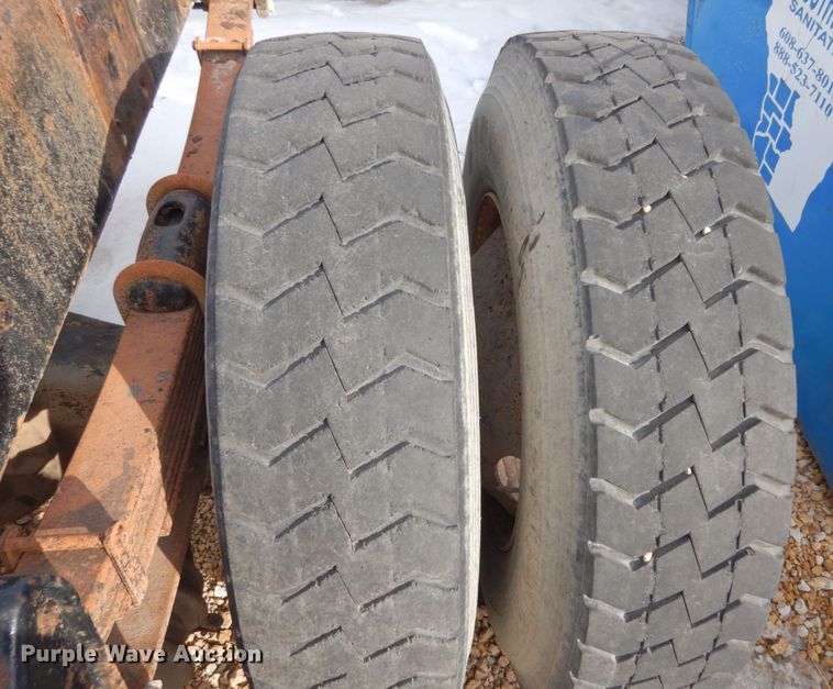 image for item JK9795 1994 White GMC Xpeditor WX  truck cab and chassis