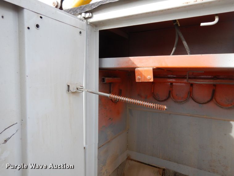 image for item JK9799 1995 Ford F800  forestry bucket truck